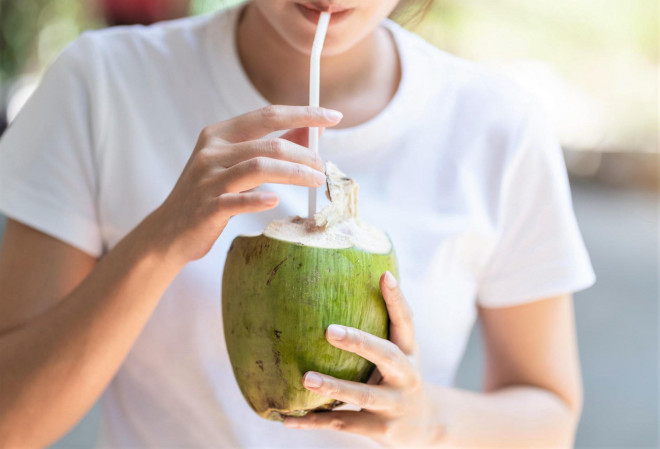 Nước dừa được nhiều người coi là một thức uống kỳ diệu. Nó là một trong những loại nước giải khát tốt nhất trong mùa hè và cũng được dùng như một thức uống thể thao tự nhiên mạnh mẽ để tăng cường năng