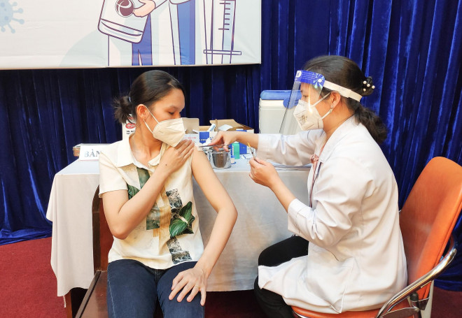 Tiêm trộn vắc-xin Moderna và Pfizer: Các nước thực hiện thế nào?