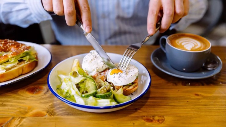Tại sao nên tránh kết hợp trứng và cà phê vào bữa sáng?