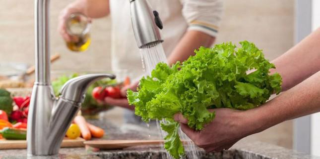 Sai lầm khi ăn rau có thể gây bệnh cho cả nhà