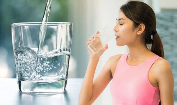 Người bị sỏi thận nên uống bao nhiêu nước mỗi ngày?