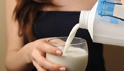 Uống sữa buổi sáng nếu có 1 trong 5 dấu hiệu này cần dừng ngay để phòng bệnh