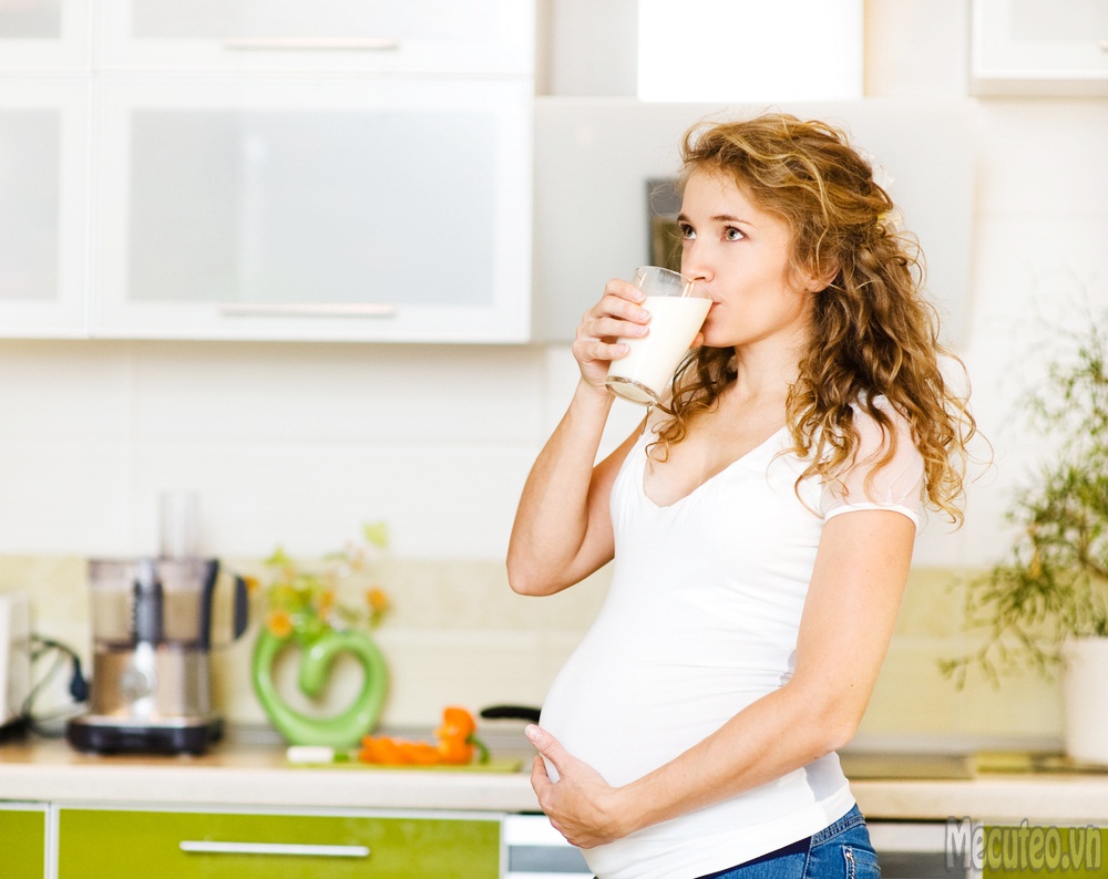 Tác hại của việc uống quá nhiều sữa khi mang bầu