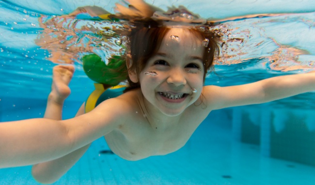 Chú ý bảo vệ tai cho trẻ khi đi bơi