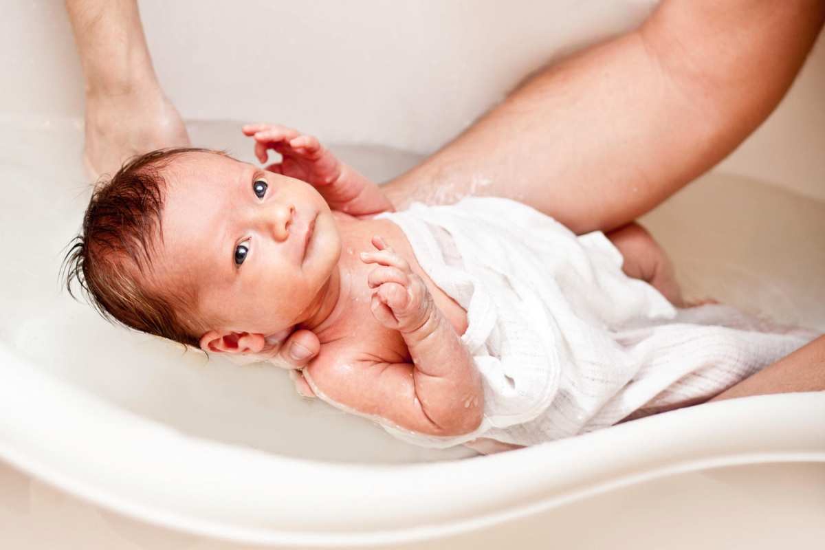 7 bước tắm cho trẻ sơ sinh chưa rụng rốn tại nhà