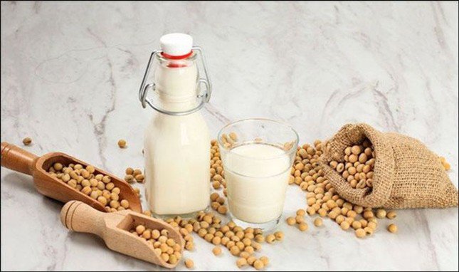 Sữa đậu nành được coi là thần dược tăng vòng một nhưng uống nhiều lại gây tác dụng phụ không ngờ tới