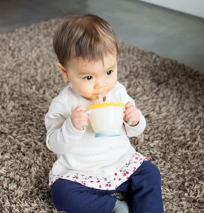 Tập uống cho bé – Bước chuyển đổi quan trọng cho bé tự lập hơn trong ăn uống