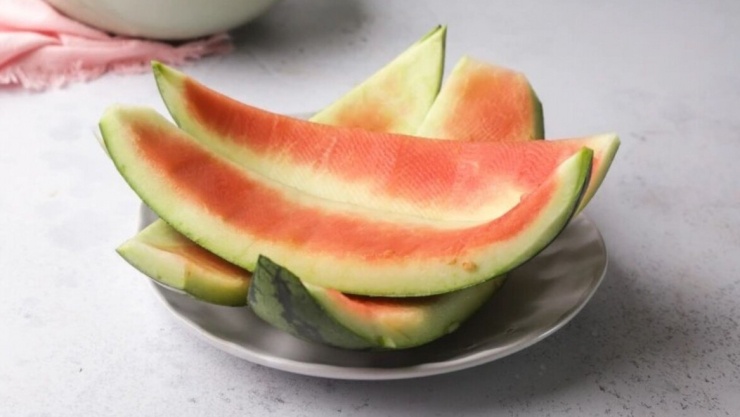 Phần tưởng chỉ bỏ đi ở quả dưa hấu, biết cách dùng lại tốt đủ đường cho sức khoẻ
